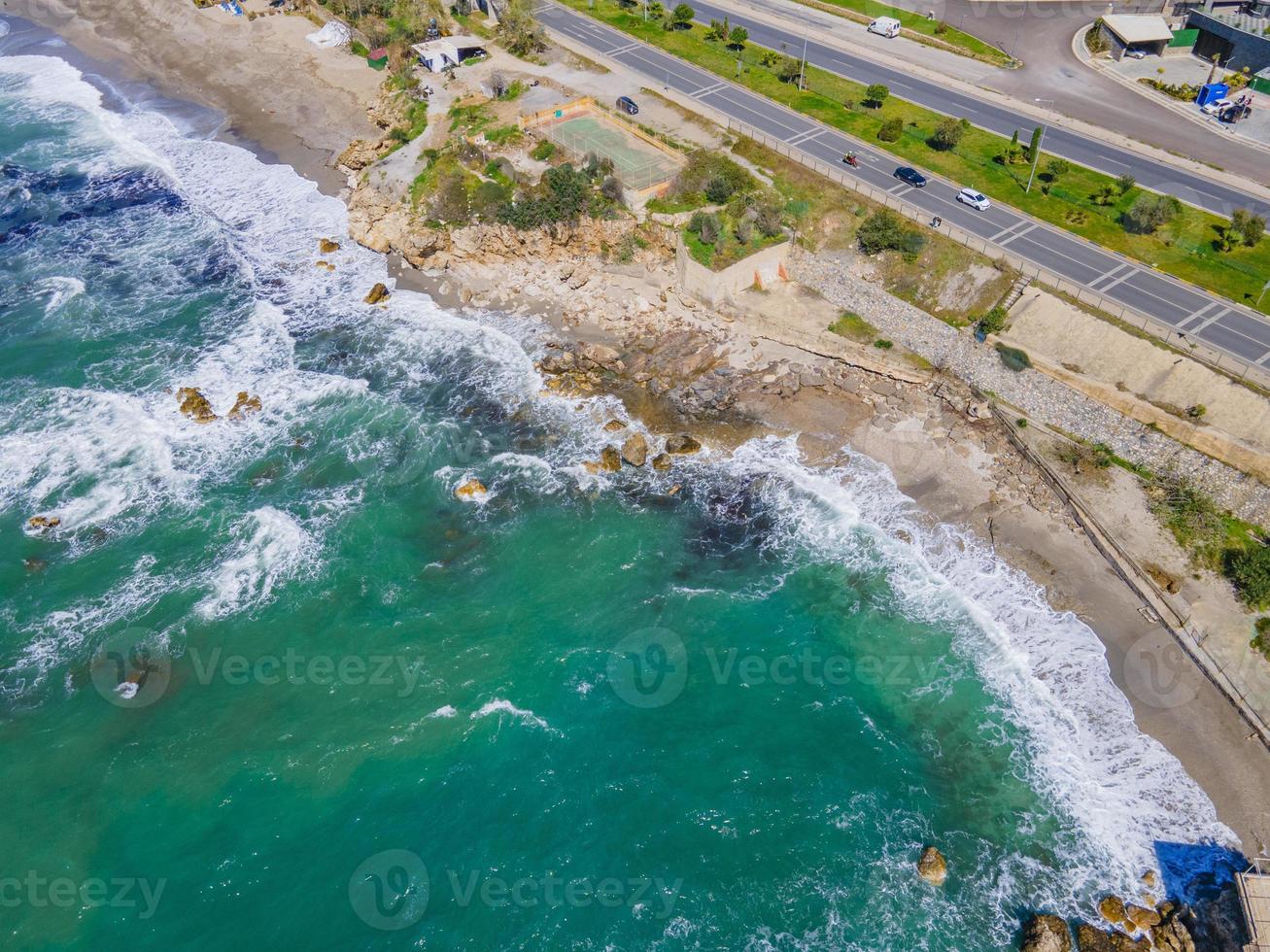 aereo Visualizza di mare Crashing onde bianca schiumogeno onde su riva del mare rocce superiore Visualizza foto