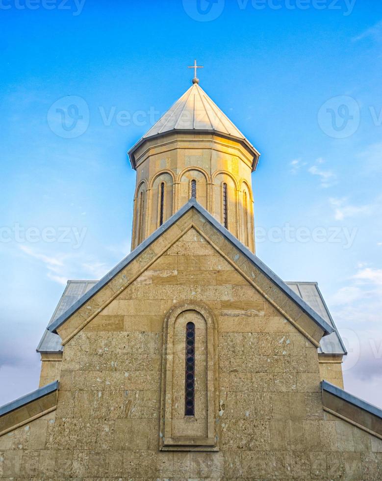 tempio della chiesa ortodossa georgiana contro un cielo blu foto