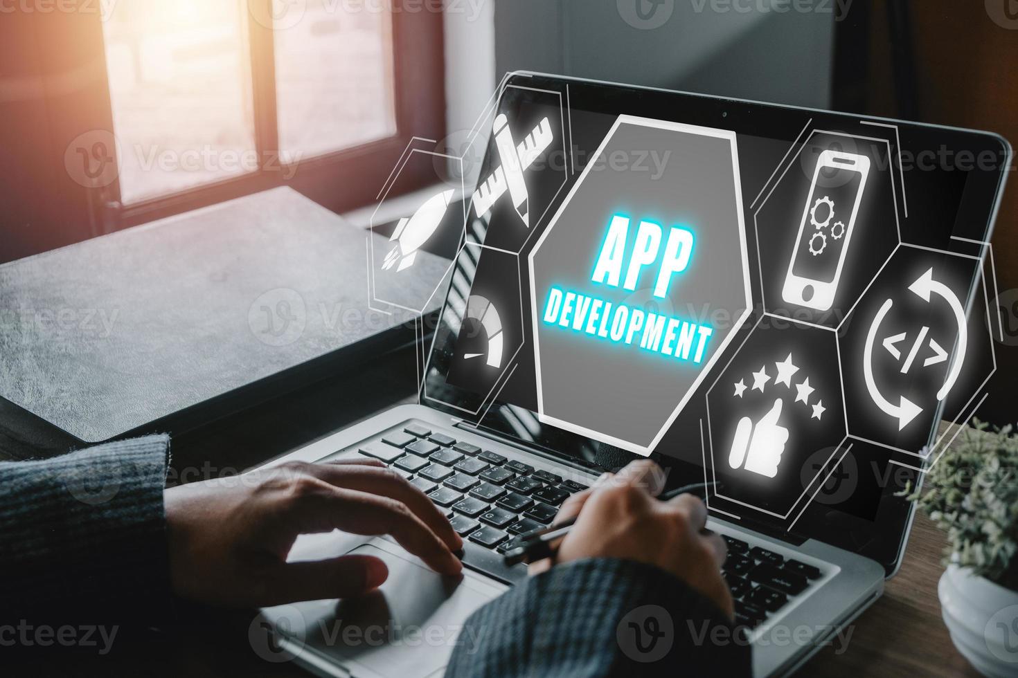 App sviluppo concetto, persona mano utilizzando il computer portatile computer con App sviluppo icona su virtuale schermo sfondo, progettazione applicazione per mobile Telefono. foto