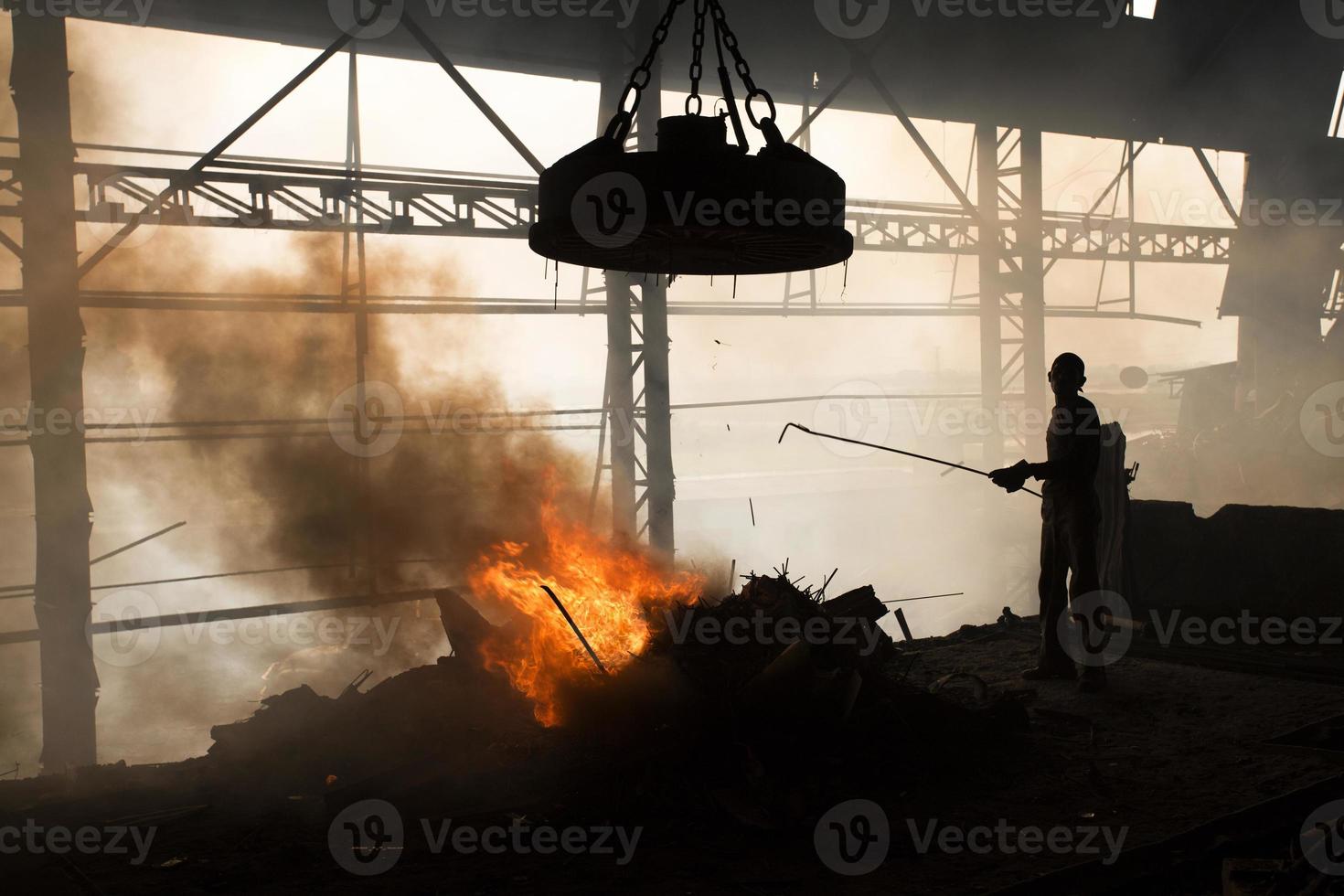 lavoratori fusione metallo scarti nel il forno di un' acciaio mulino per produrre canne nel demra, dacca, bangladesh. foto