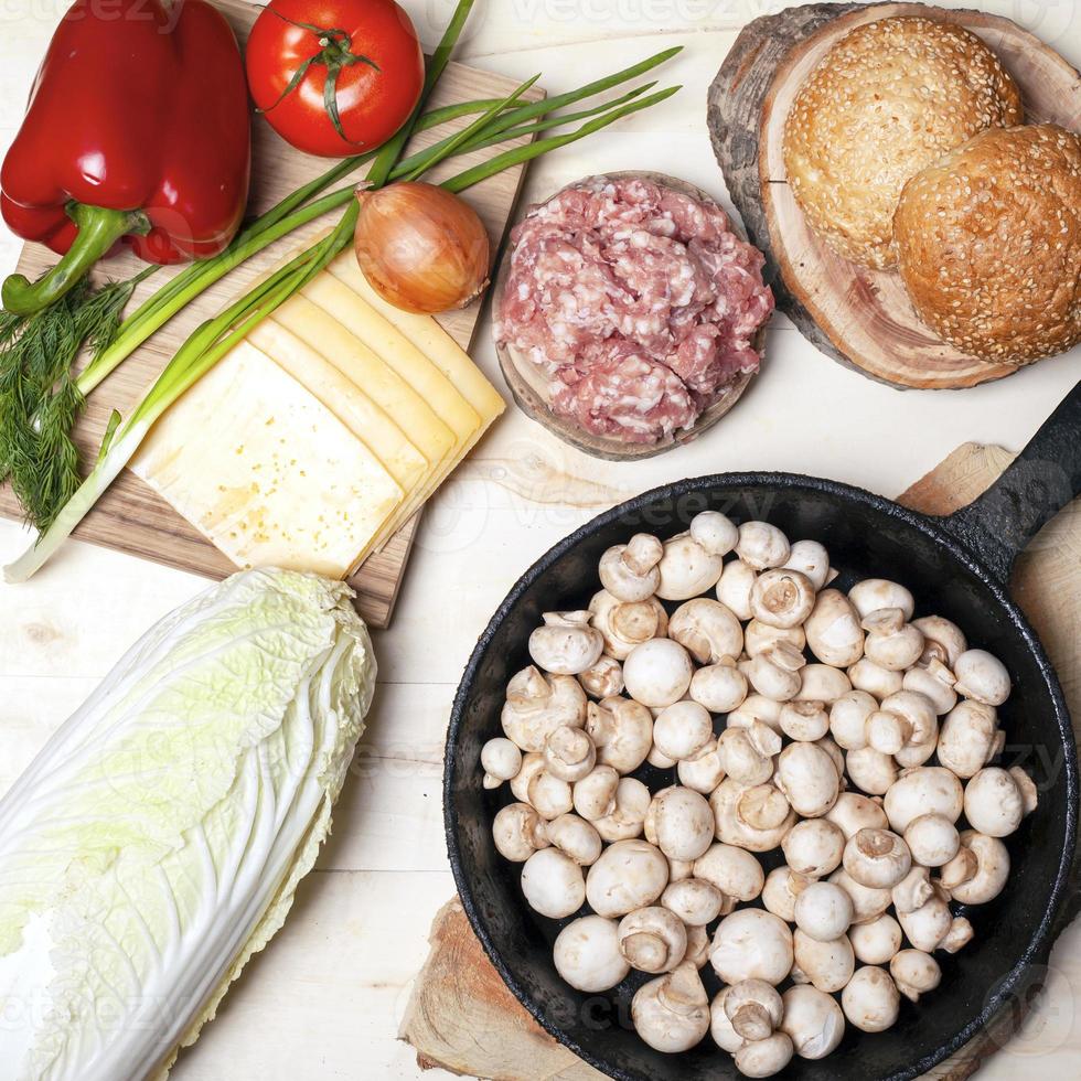 cibo crudo fresco per hamburger piatto laico, vista dall'alto foto