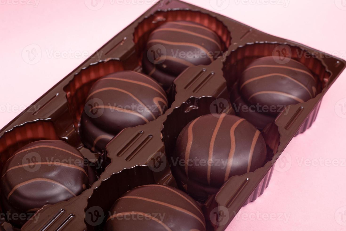 biscotti al cioccolato su uno sfondo rosa foto