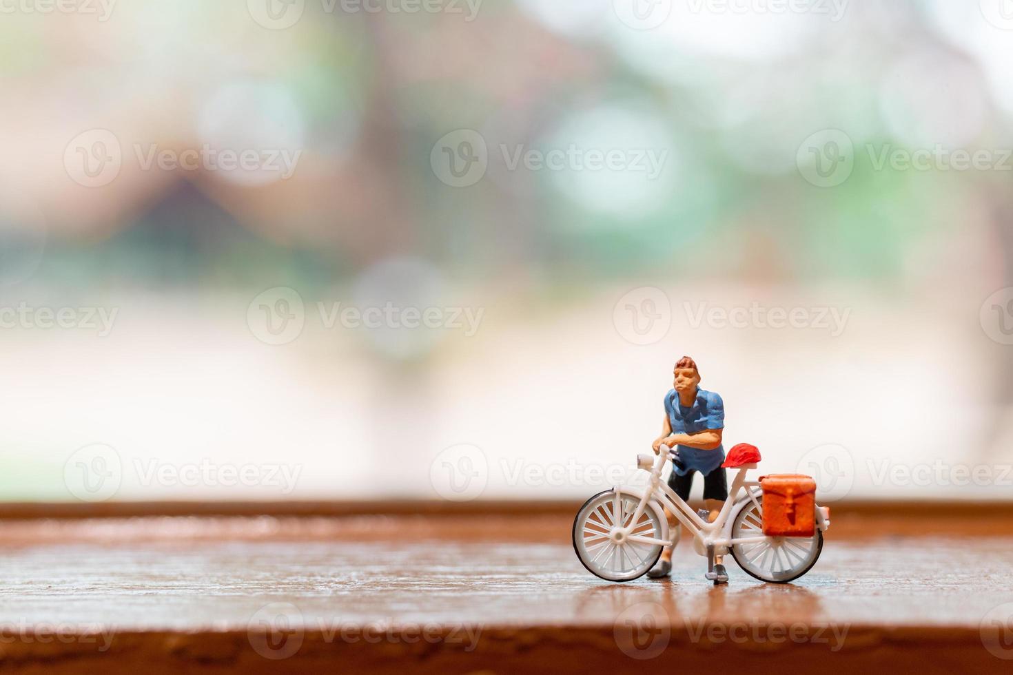 miniatura ciclista in piedi con bicicletta, mondo bicicletta giorno concetto foto