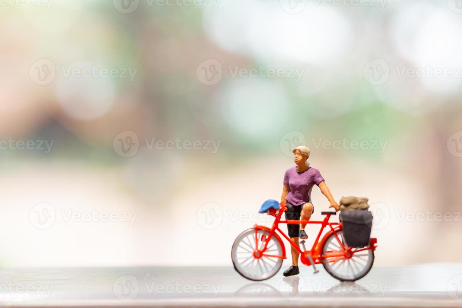 miniatura ciclista in piedi con bicicletta, mondo bicicletta giorno concetto foto