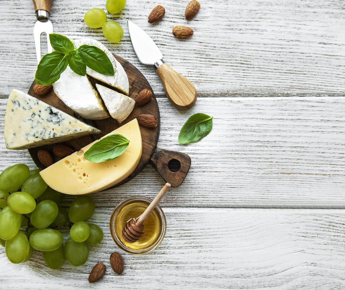 diversi tipi di formaggio con snack foto