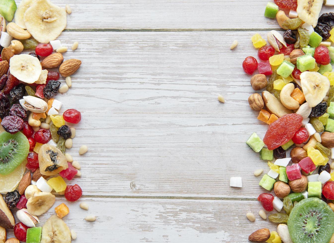 vari tipi di frutta secca e noci su uno sfondo di legno foto