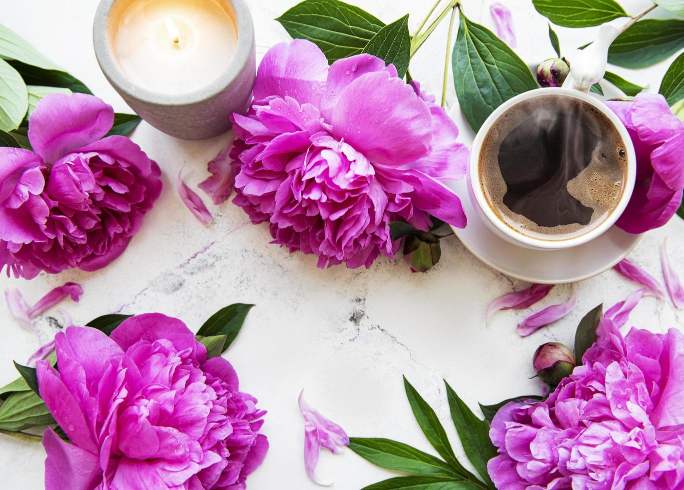 fiori di peonia rosa e una tazza di caffè foto