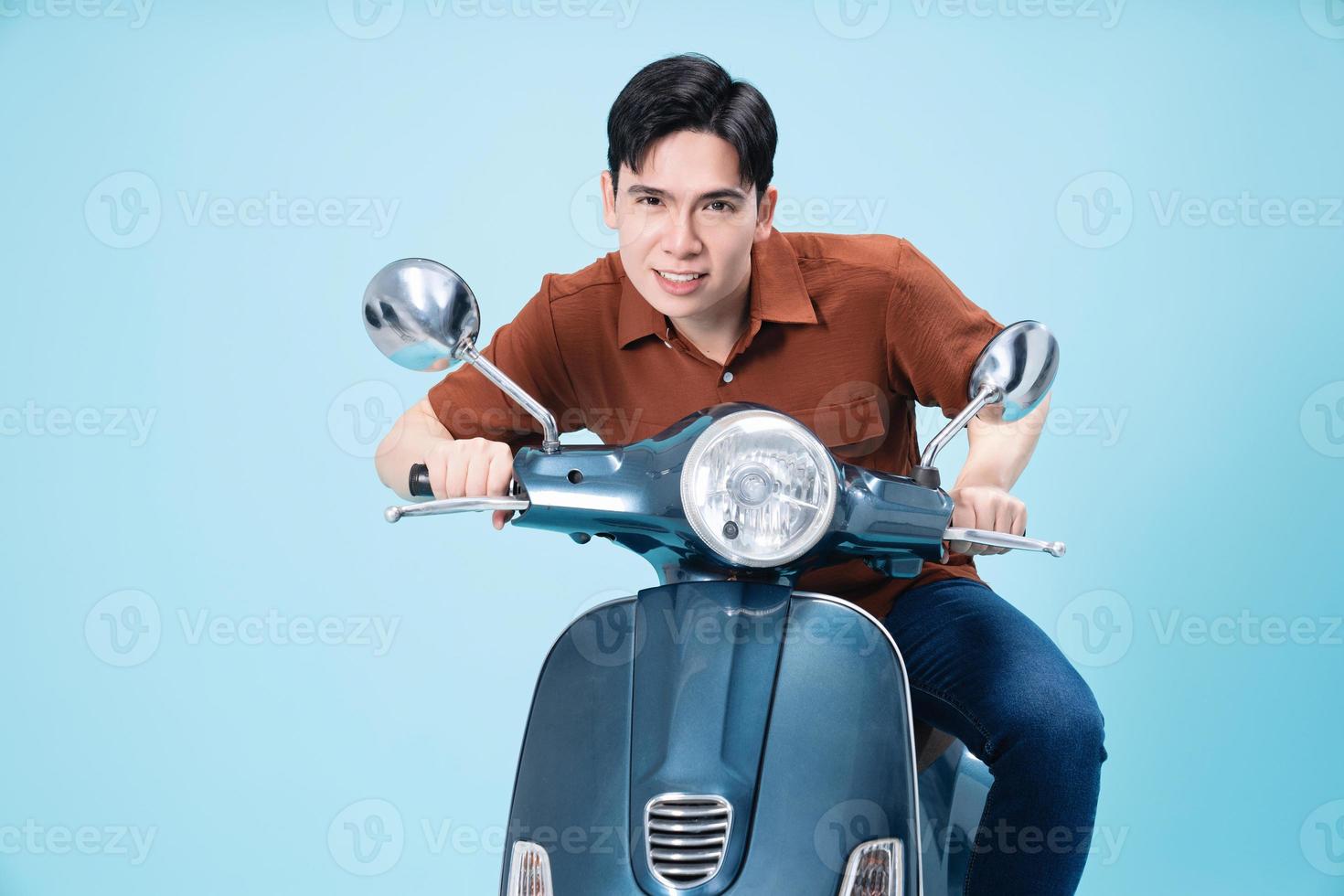 Immagine di giovane asiatico uomo su motocicletta foto