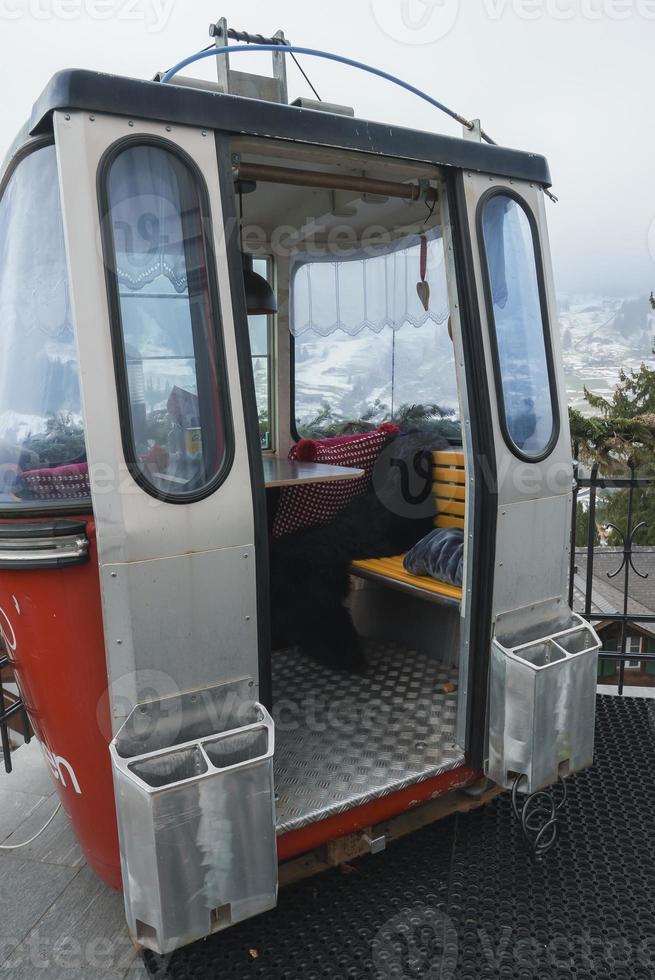 alto cavo auto nel davanti di cielo a lusso Hotel foto