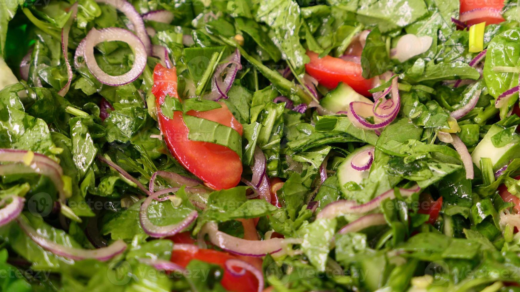 insalata con lattuga e un' varietà di fresco verdure foto