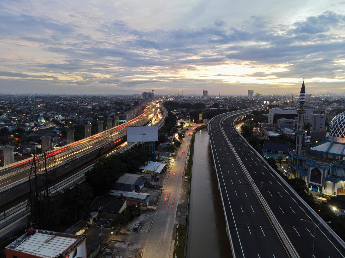 bekasi, indonesia 2021- veduta aerea dell'incrocio autostradale e degli edifici nella città di bekasi foto
