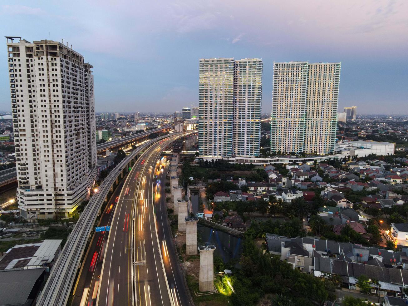 bekasi, indonesia 2021- veduta aerea dell'incrocio autostradale e degli edifici nella città di bekasi foto