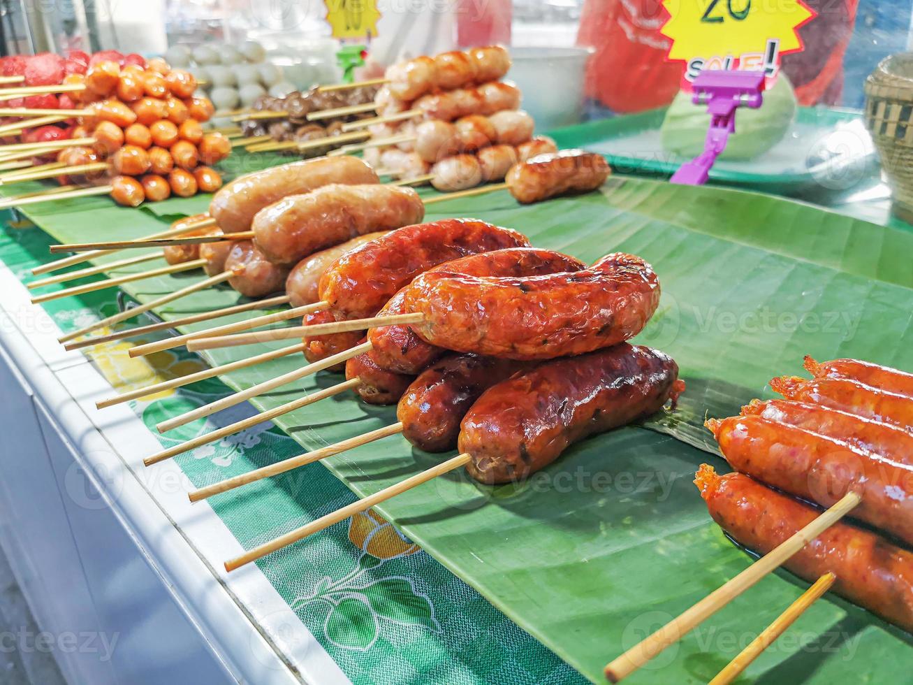 vicino su di salsiccia preparato per vendita foto