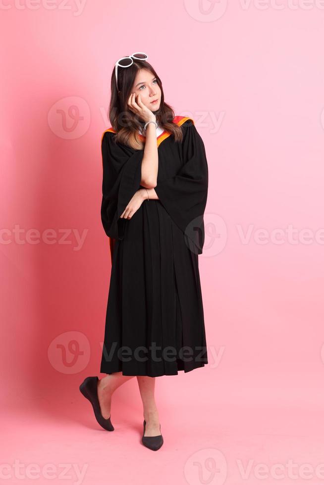 ragazza con la laurea toga foto