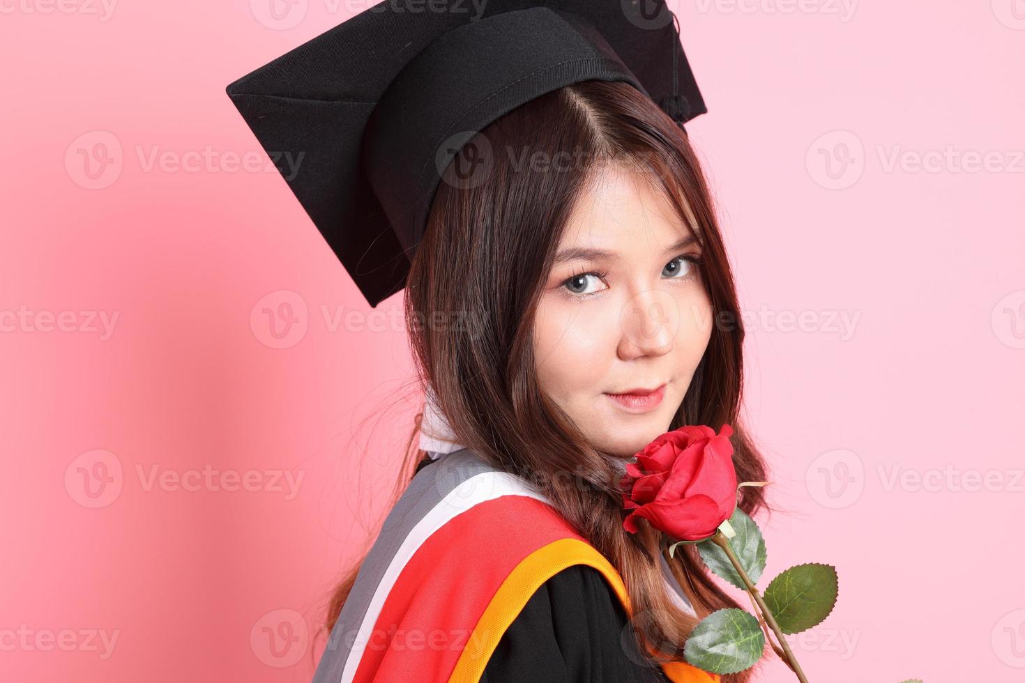 ragazza con la laurea toga foto