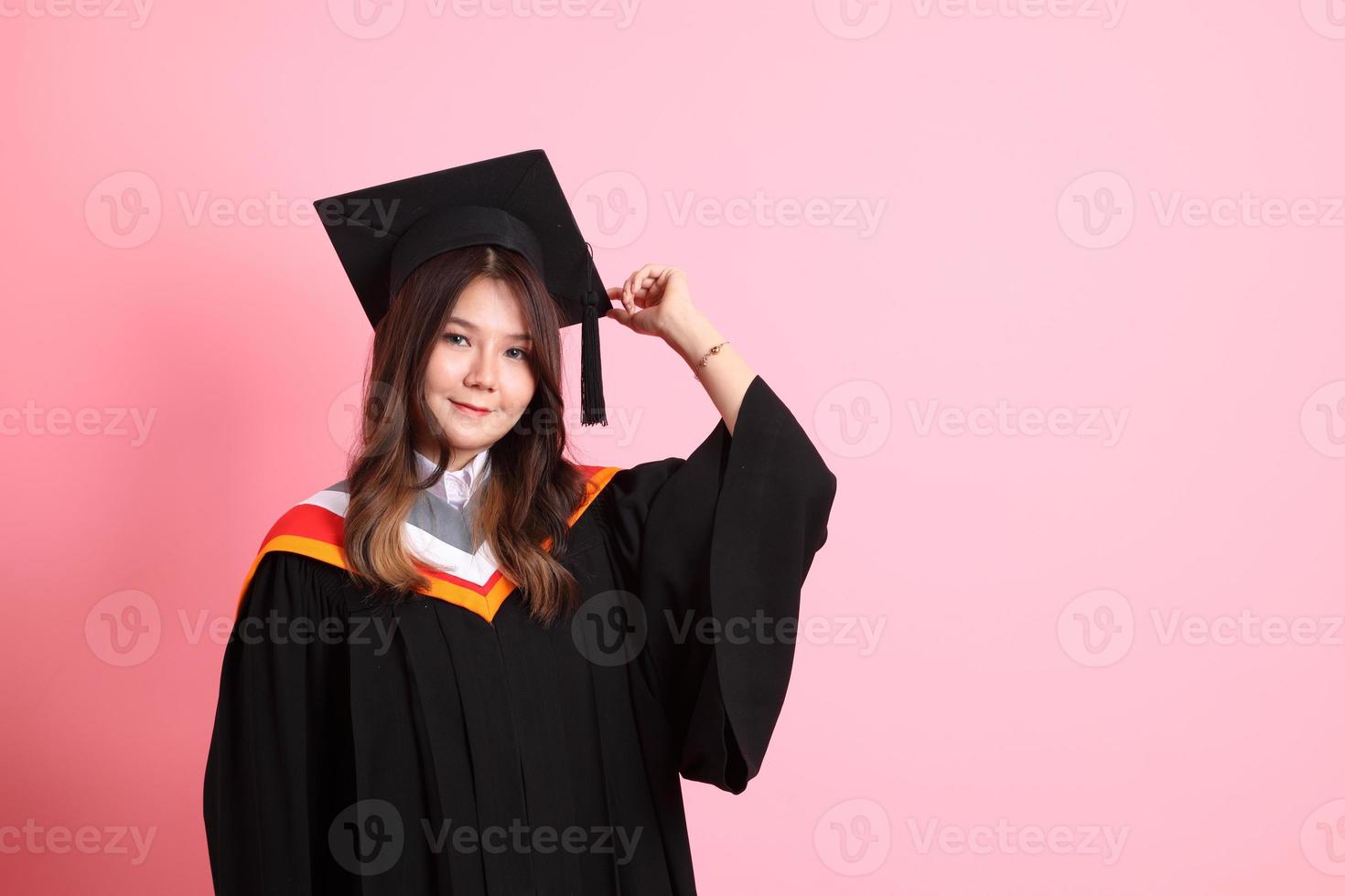 ragazza con la laurea toga foto