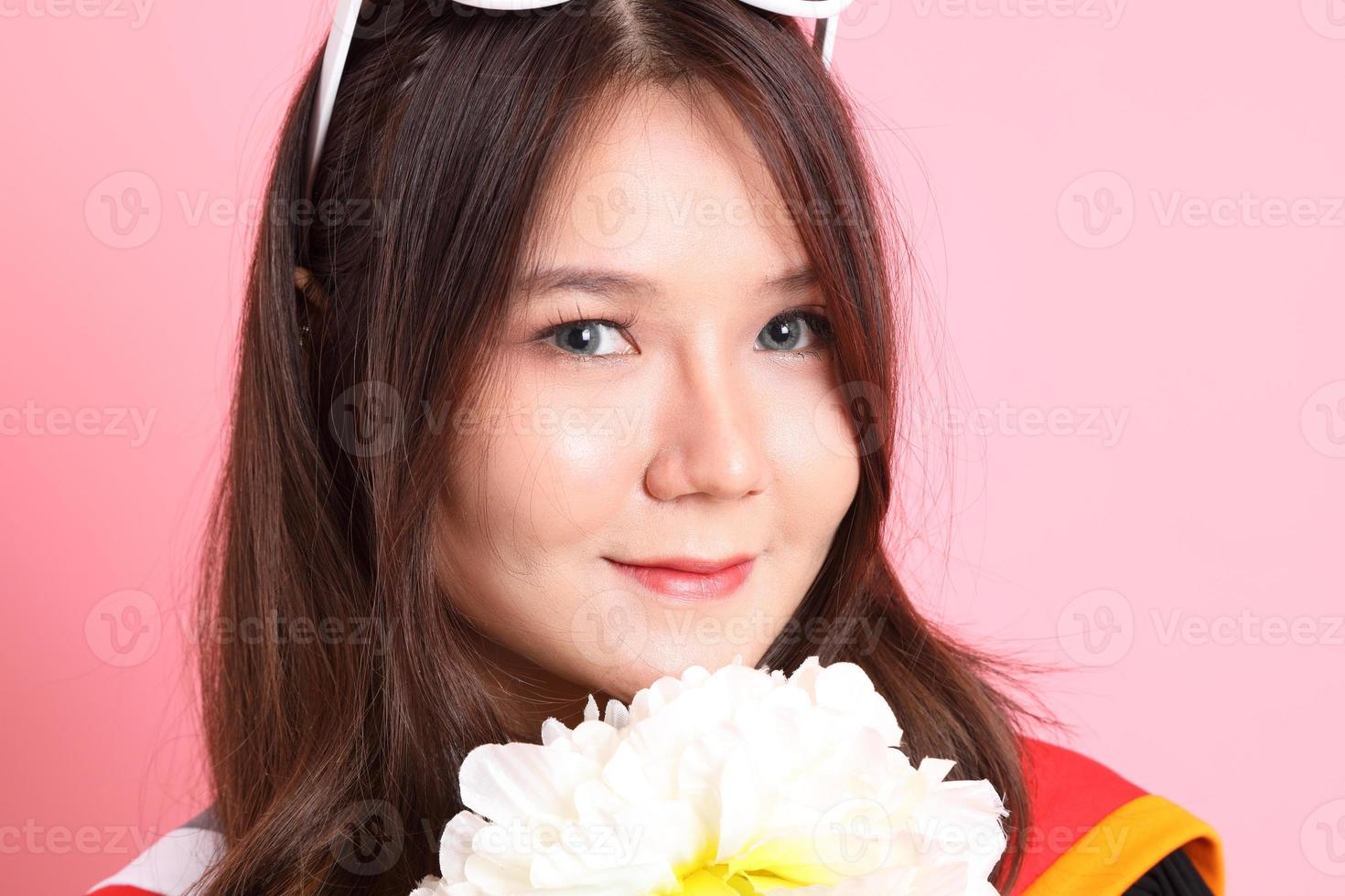 ragazza con la laurea toga foto