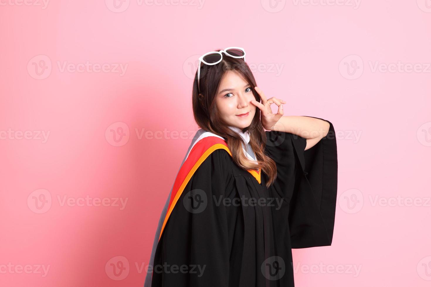 ragazza con la laurea toga foto