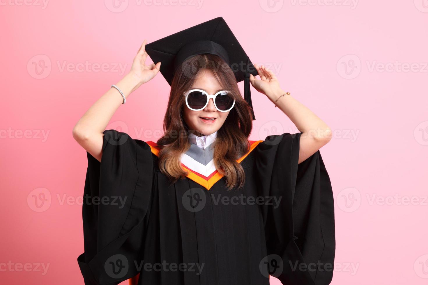 ragazza con la laurea toga foto