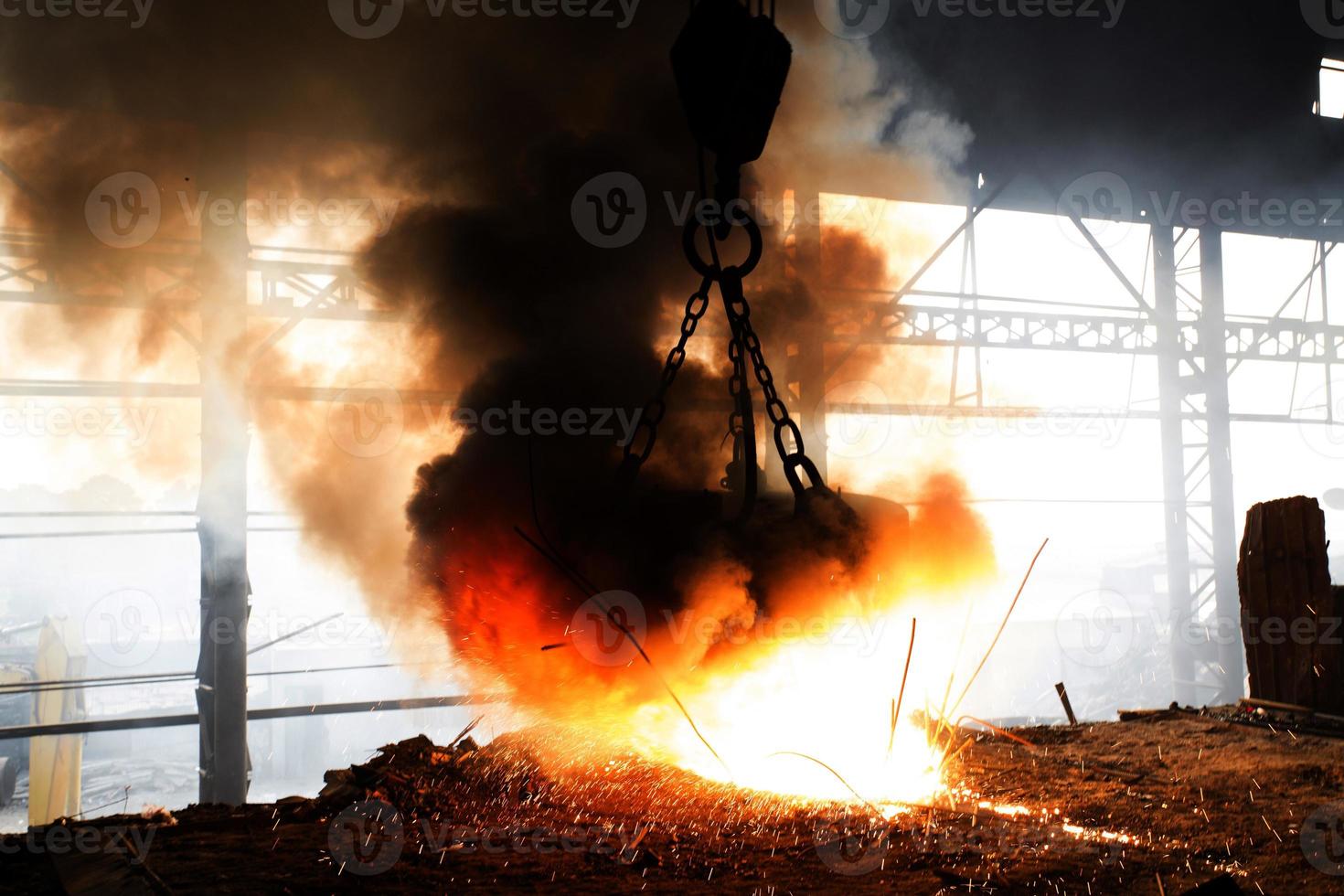 rottame acciaio si scioglie giù nel un induzione forno a demra, dacca, bangladesh. foto