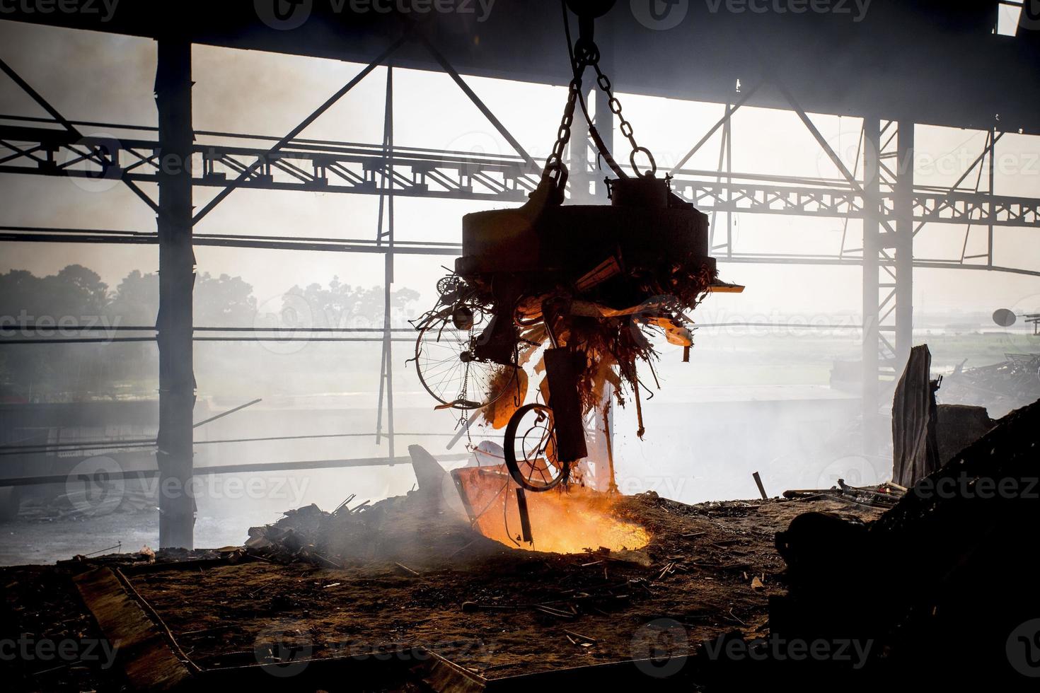 rottame acciaio si scioglie giù nel un induzione forno a demra, dacca, bangladesh. foto