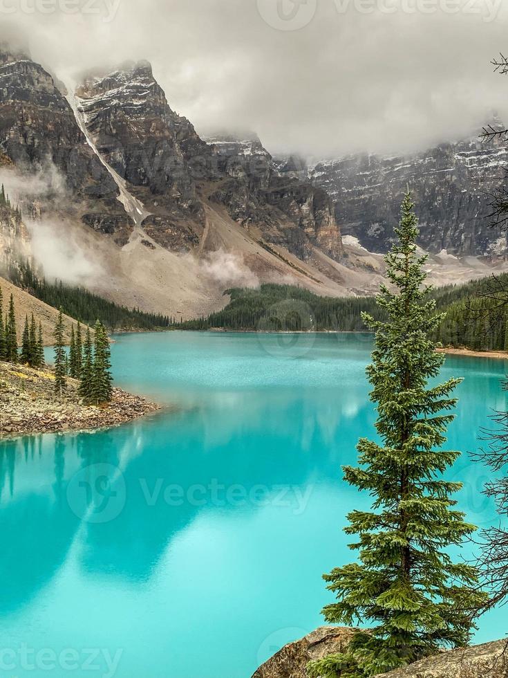 nuvoloso giorno a morena lago nel alberta, Canada foto