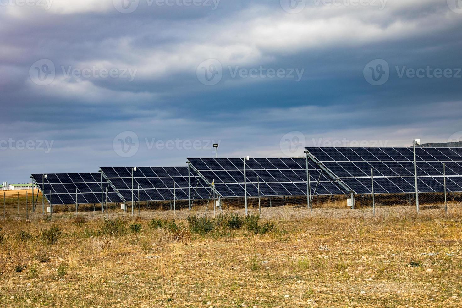 paesaggio con ecologico solare pannelli al di fuori il città su un' giorno foto