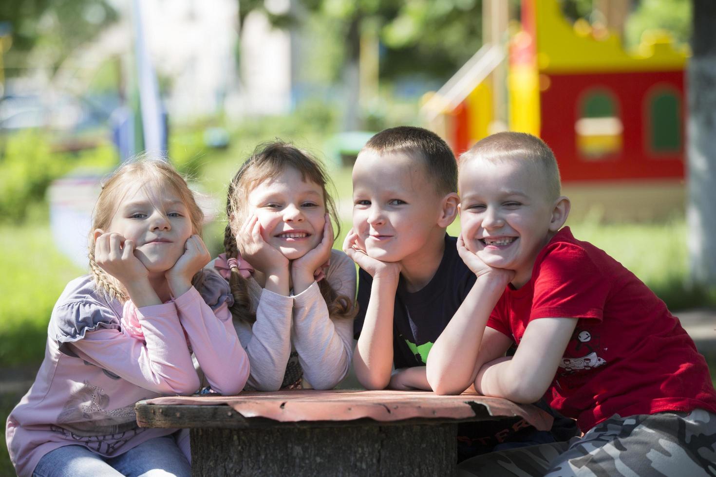 .un gruppo di bambini a partire dal scuola materna per un' camminare. sei anno vecchio ragazzi e ragazze giocare insieme. foto