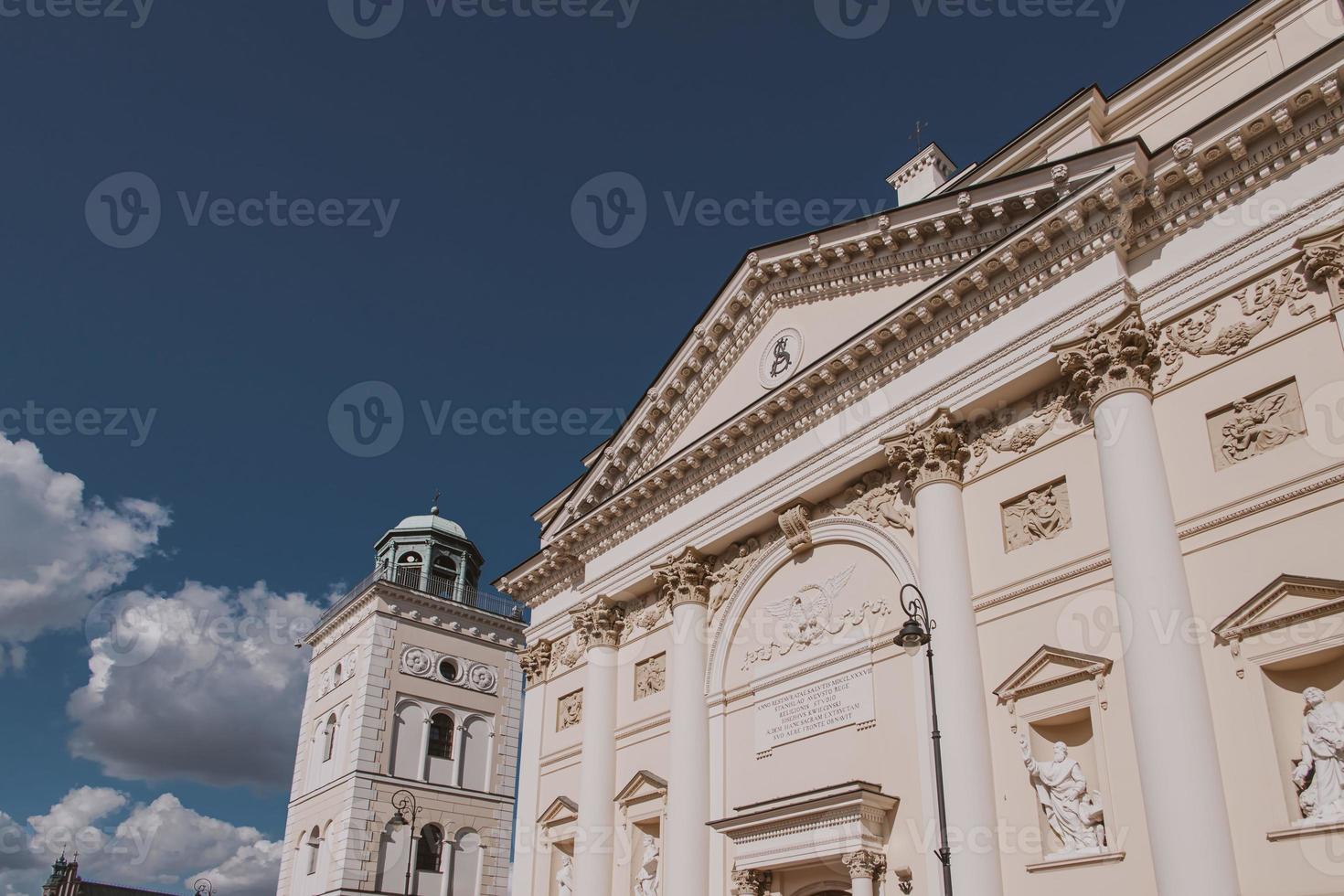 storico Chiesa di st. anne nel varsavia, Polonia contro un' blu cielo foto