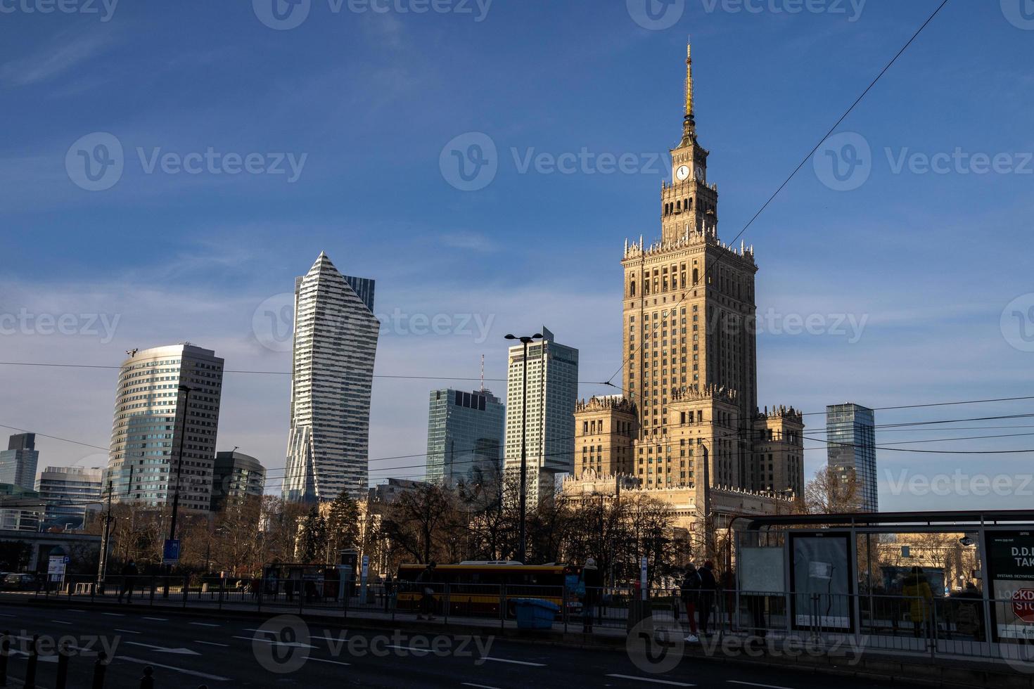 Visualizza di il centro di varsavia Polonia su un' soleggiato giorno con il palazzo di cultura e scienza e grattacieli foto