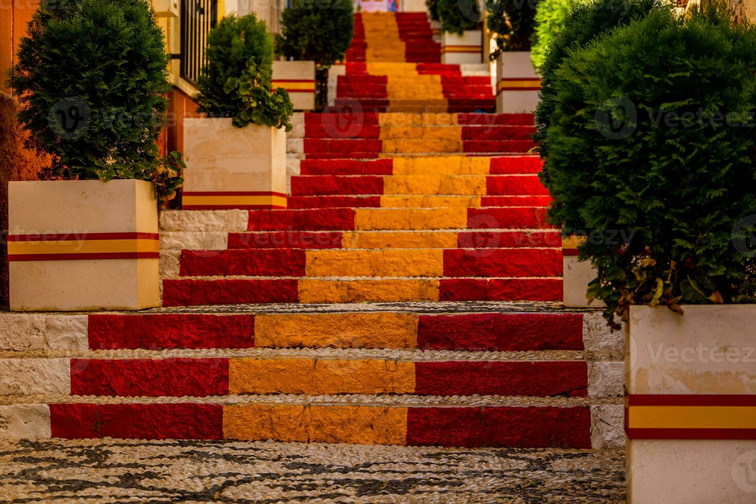 antico scala nel Calpe, Spagna nel il vecchio cittadina dipinto rosso e giallo nel il colore di il del paese bandiera foto