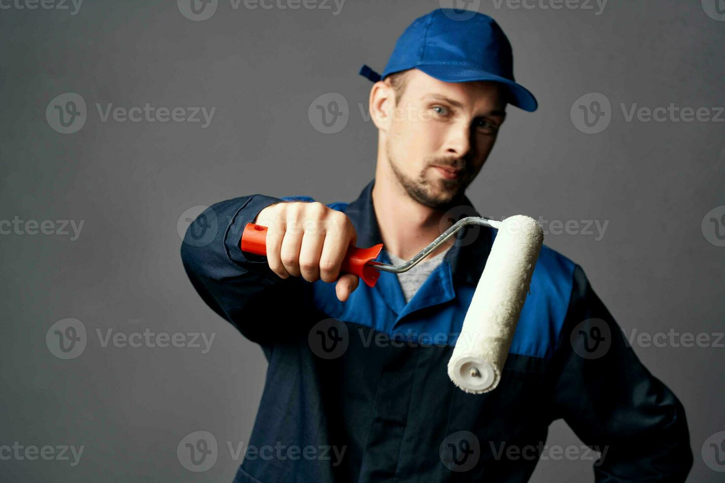 uomo nel Lavorando uniforme pittore riparazione professionale interno foto