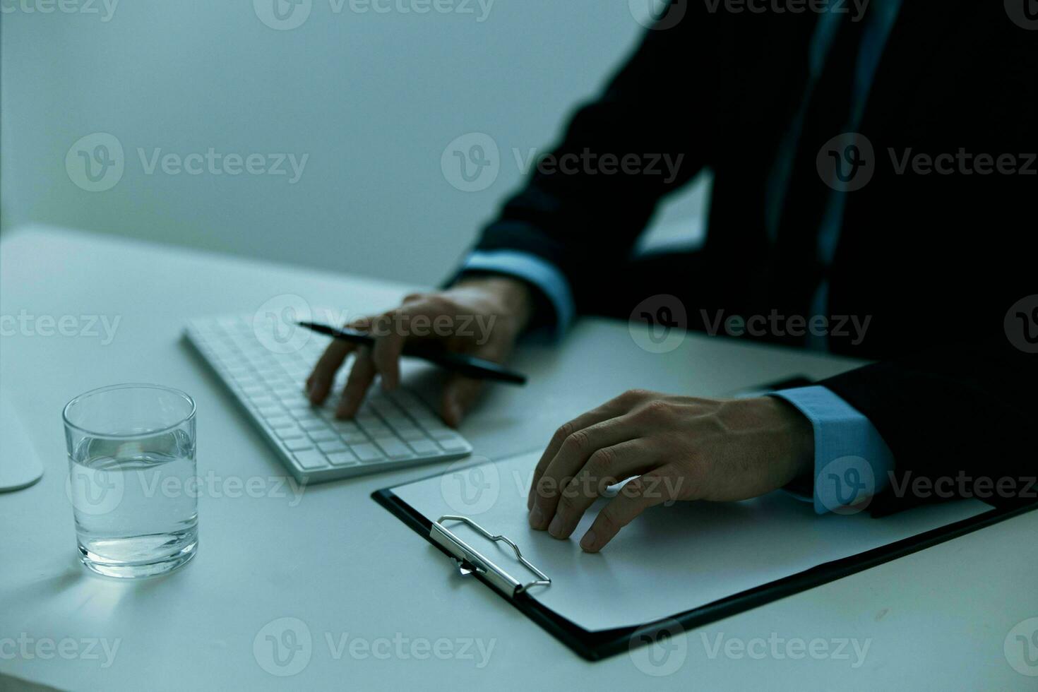 attività commerciale uomo seduta a il suo scrivania computer ufficio ufficiale foto
