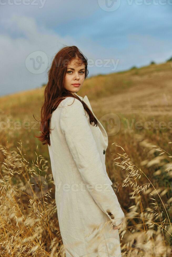 bella donna camminare nel il campo infinito campo foto