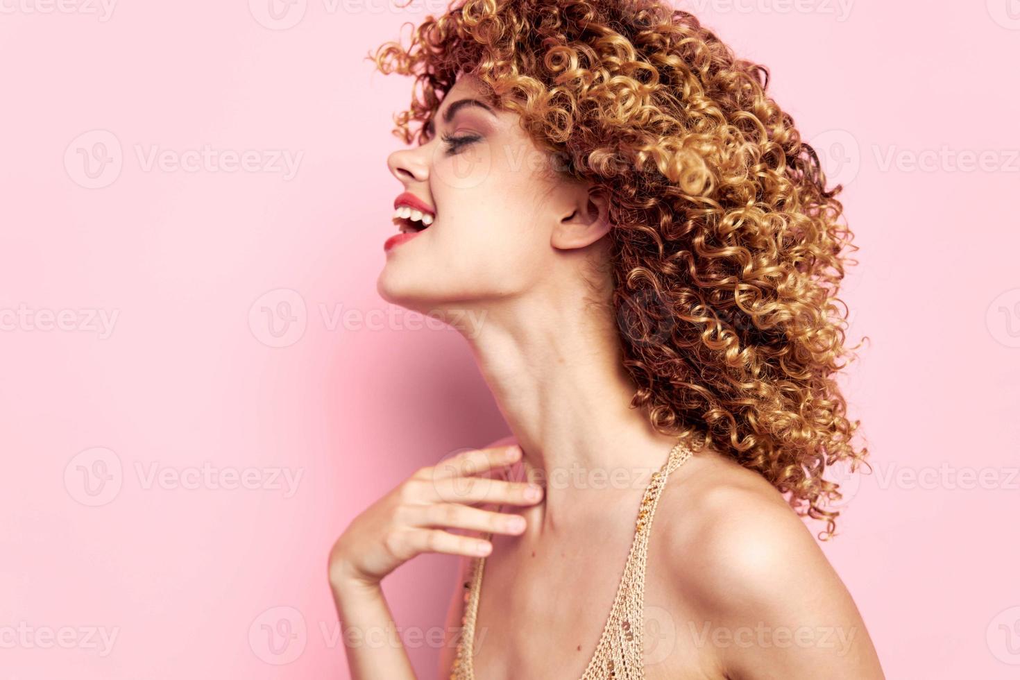 donna affascinante Sorridi lato Visualizza Riccio capelli foto
