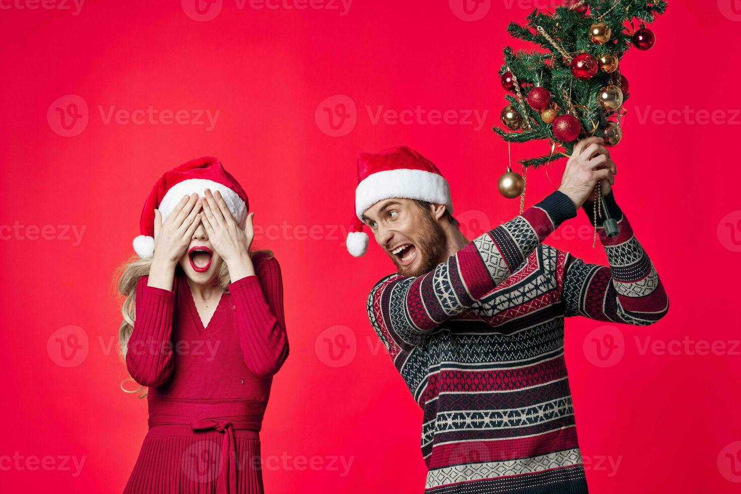 allegro giovane coppia Natale vacanza rosso sfondo decorazione foto