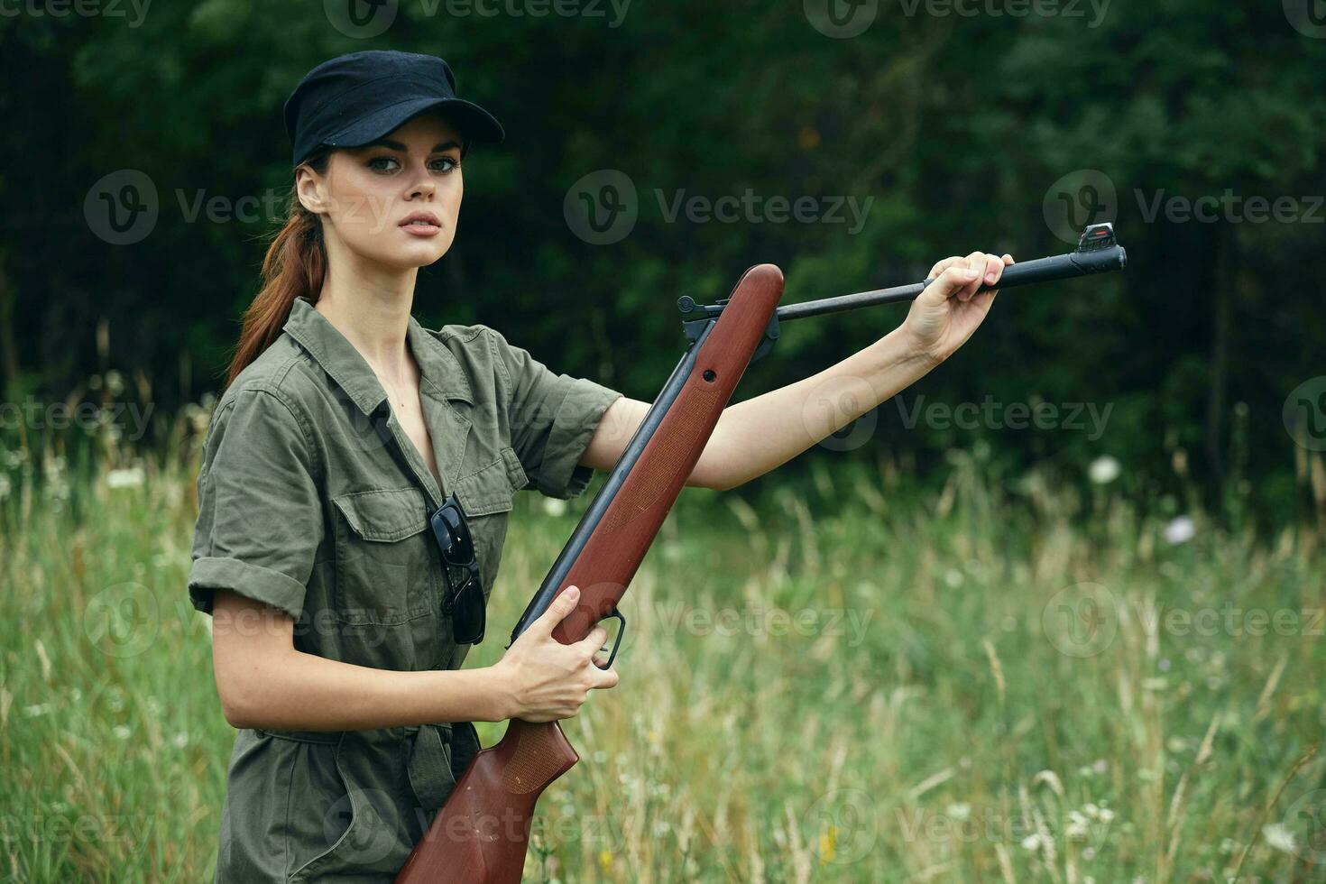 donna ricaricare il pistola verde tuta da lavoro nero berretto fresco aria Armi foto