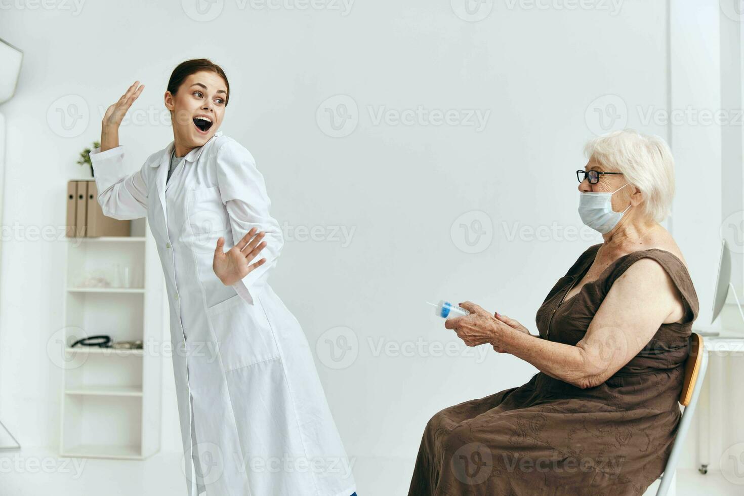 infermiera iniettare un anziano donna con un' grande siringa immunità protezione foto