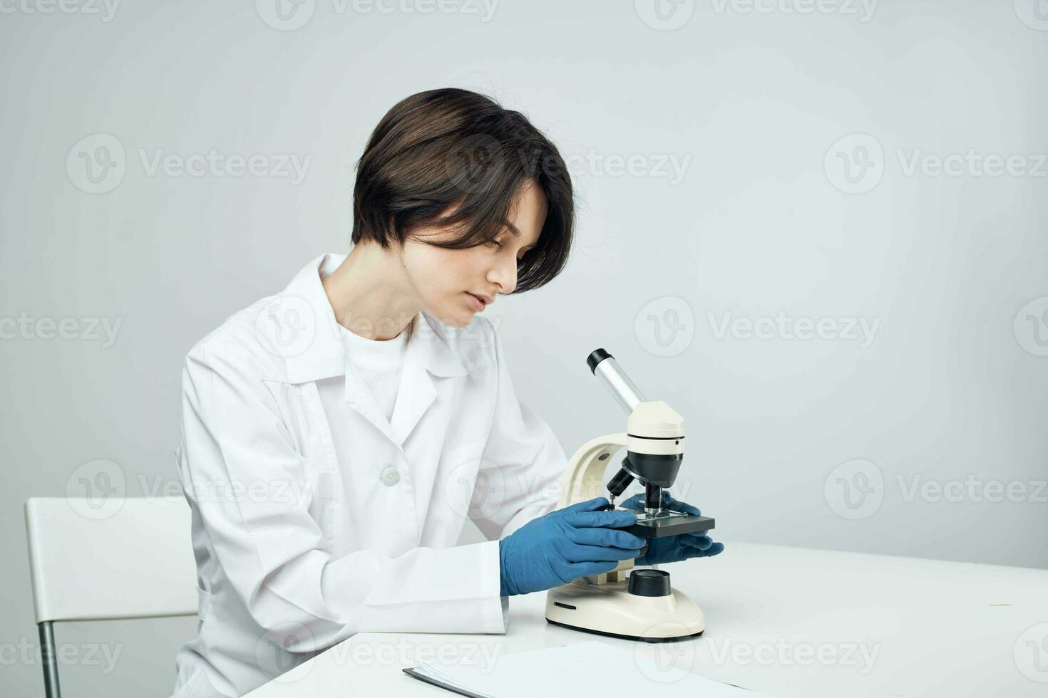 femmina scienziato nel bianca cappotto laboratorio microscopio scienza sperimentare foto