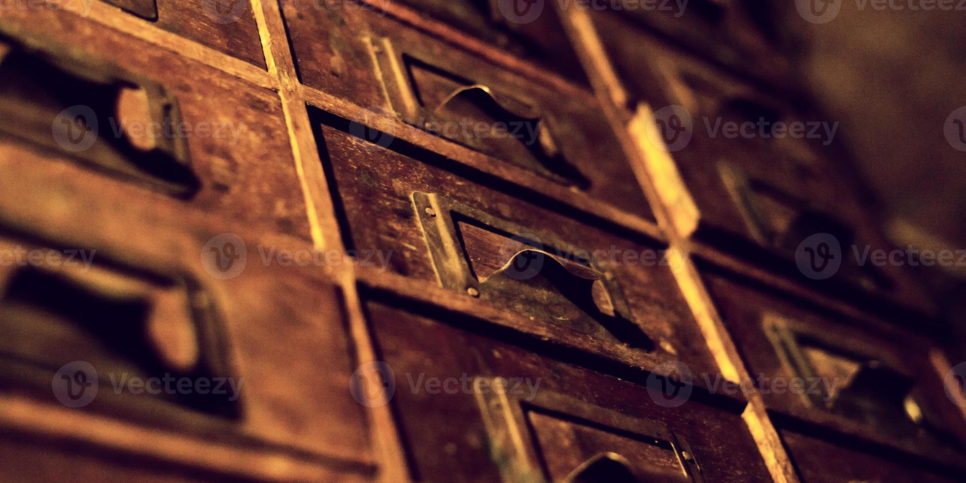 vecchio armadio in legno con piccoli cassetti foto