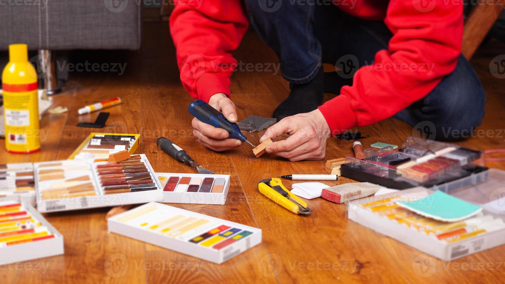 restauro di un primo piano di un pavimento in legno, laminato, parquet foto