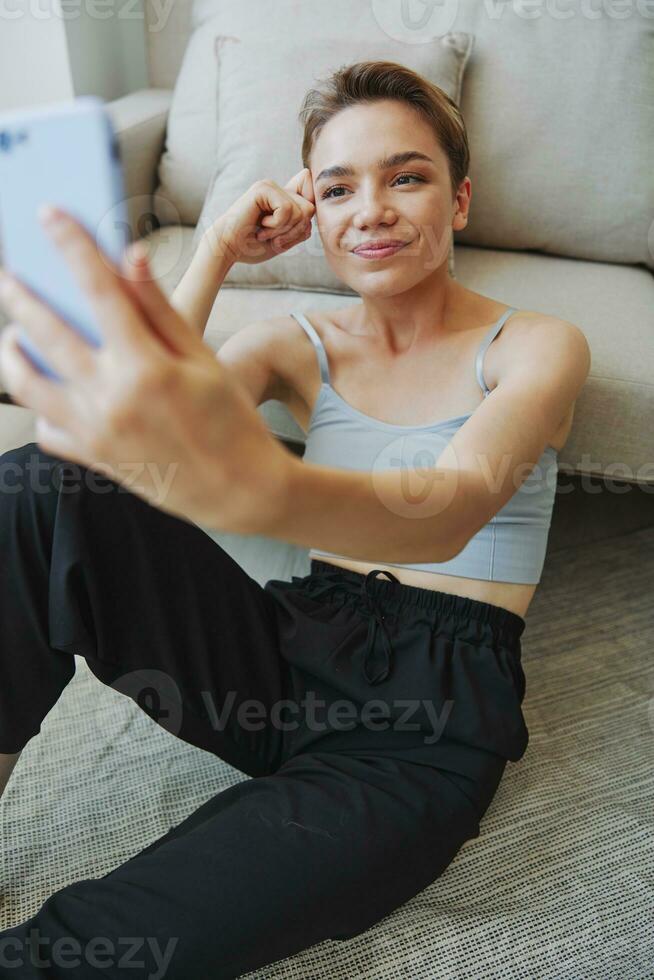 donna blogger selfie su Telefono, selfie e in linea conversazioni per seguaci, adolescente si sviluppa sociale media, libero professionista a partire dal casa foto