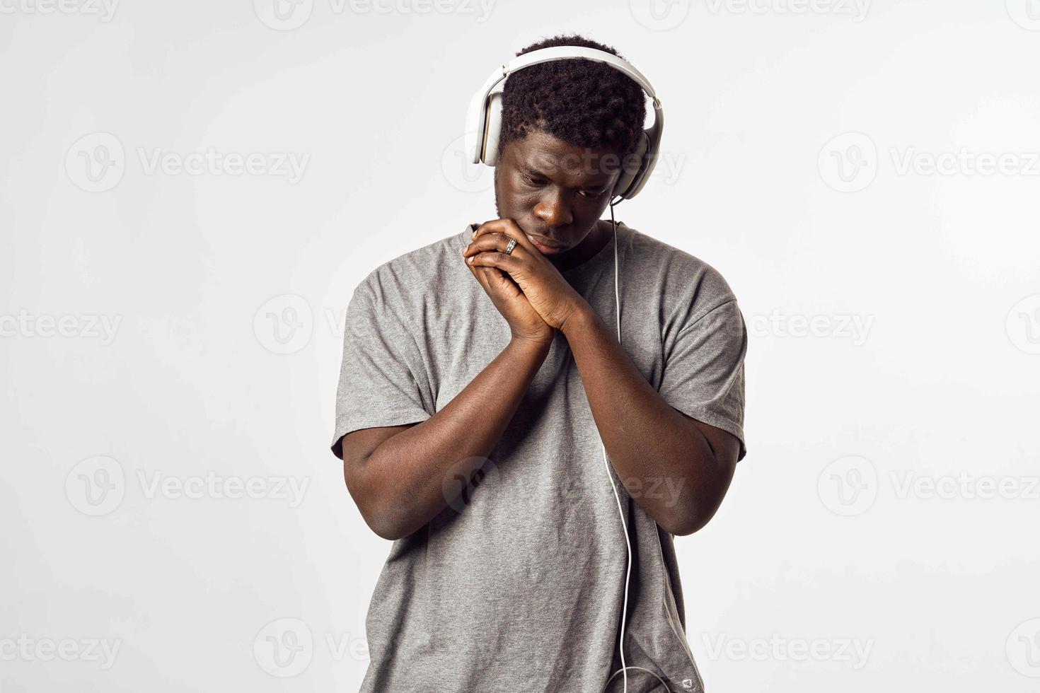 uomo di africano aspetto nel cuffie con gamepad giocando divertimento tecnologia foto