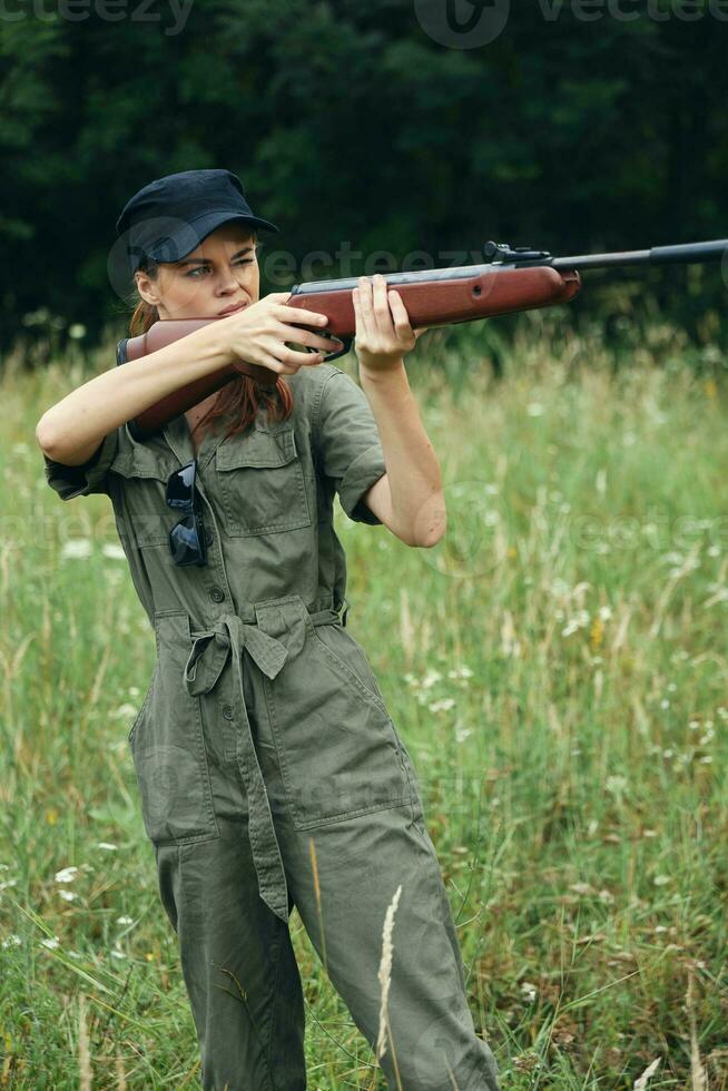 donna su natura un' donna con un' arma prende scopo a caccia foto