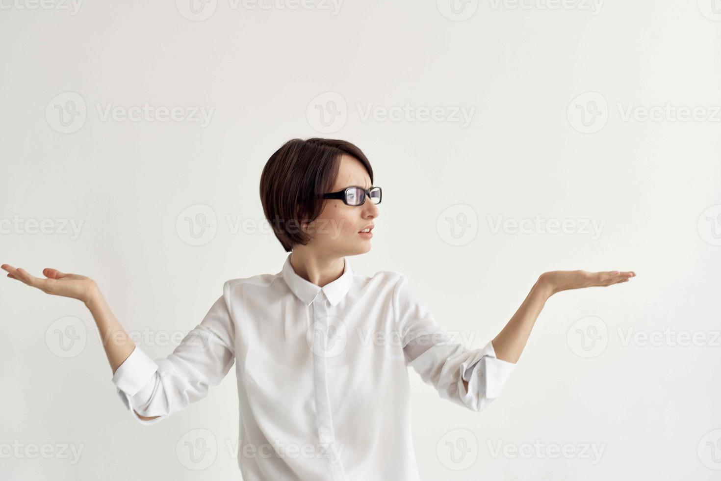 donna nel bianca camicia con bicchieri ufficio esecutivo leggero sfondo foto