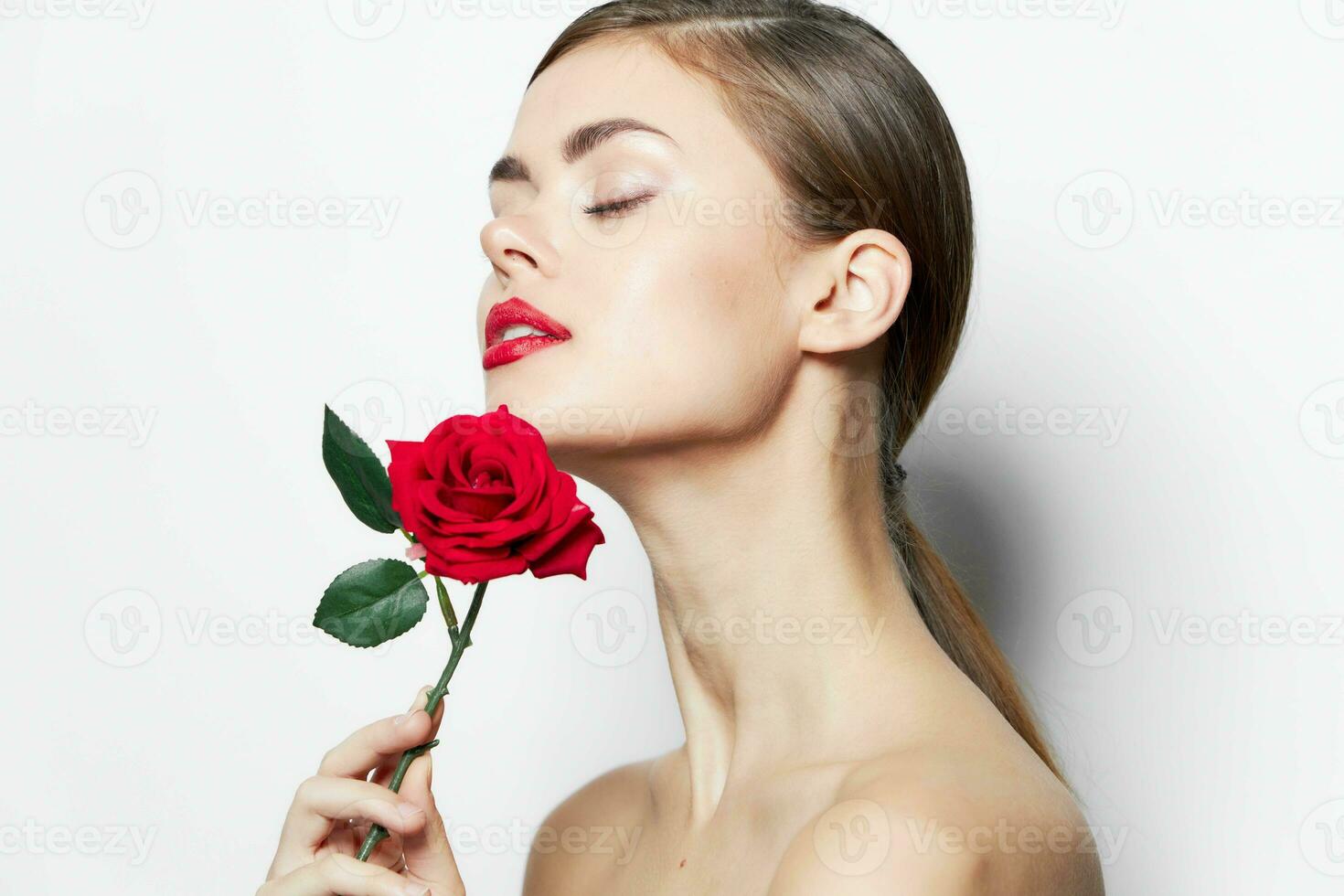 brunetta con un' rosa occhi chiuso nudo le spalle modello rosso labbra foto