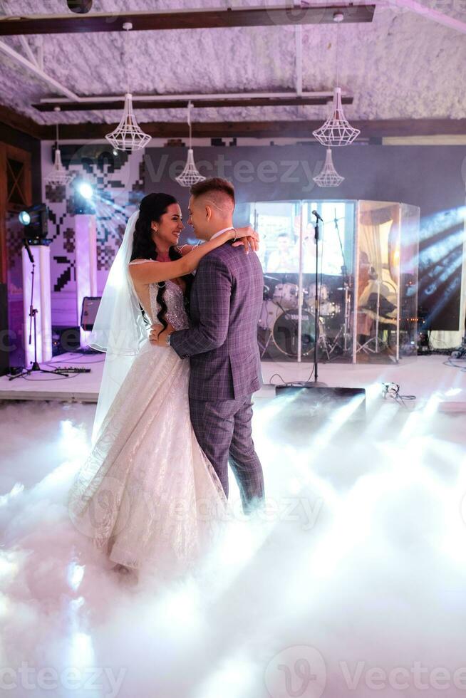 il primo danza di il sposa e sposo dentro un' ristorante foto