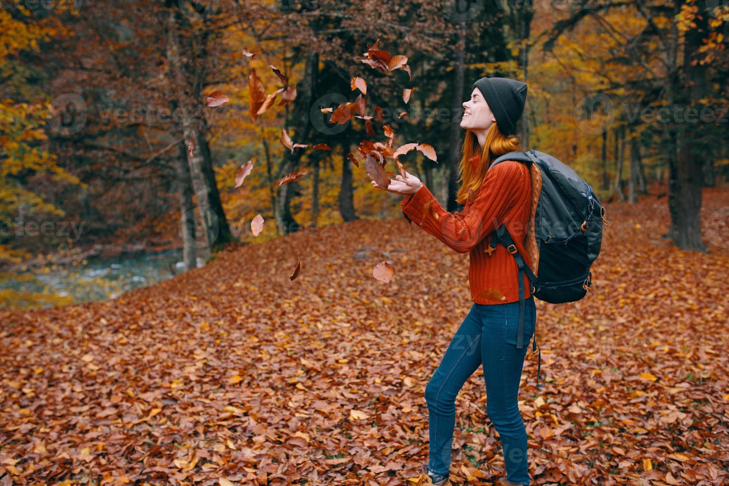 donna nel un' maglione cappello jeans 3 legge su il indietro e natura nel il sfondo alberi foresta modello foto