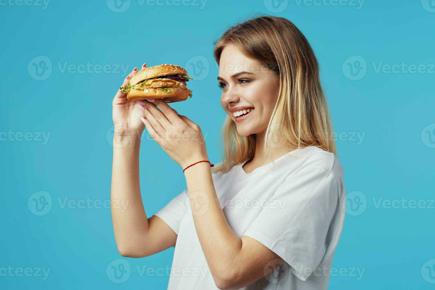 donna con Hamburger veloce cibo consegna merenda divertimento blu sfondo foto