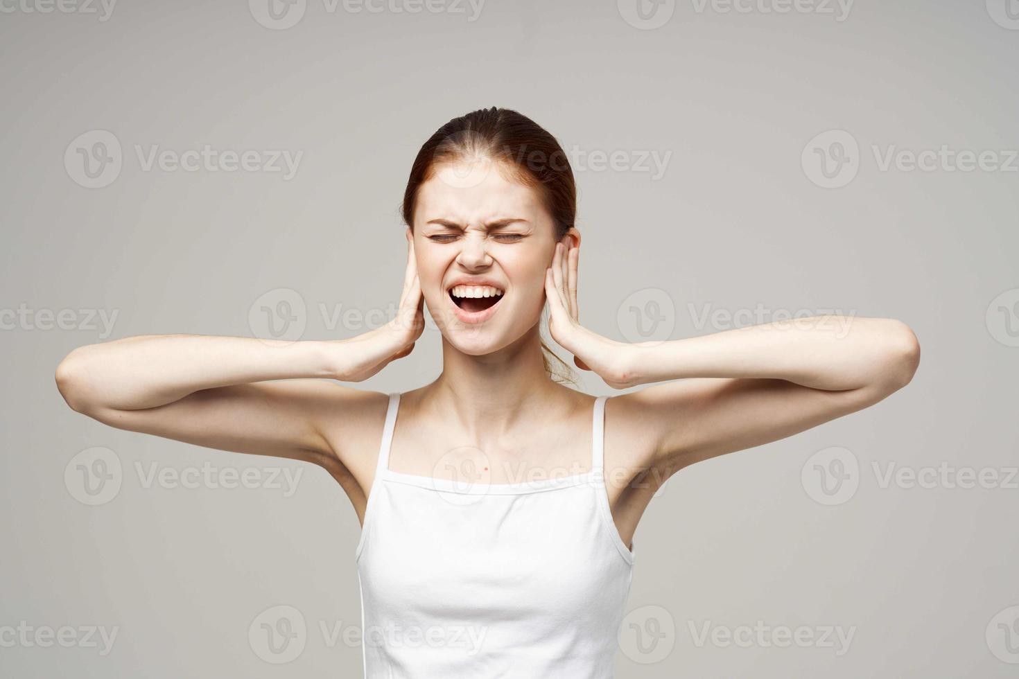 donna povero udito disturbi nel bianca magliette isolato sfondo foto